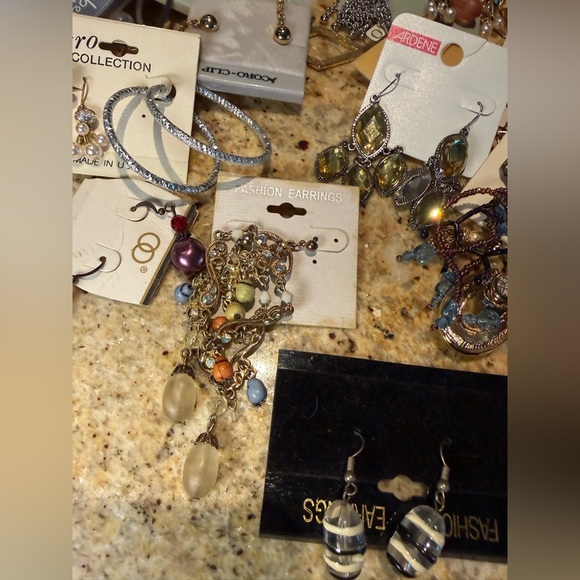 Variety of vintage costume jewelry - Earrings - Picture 10 of 16